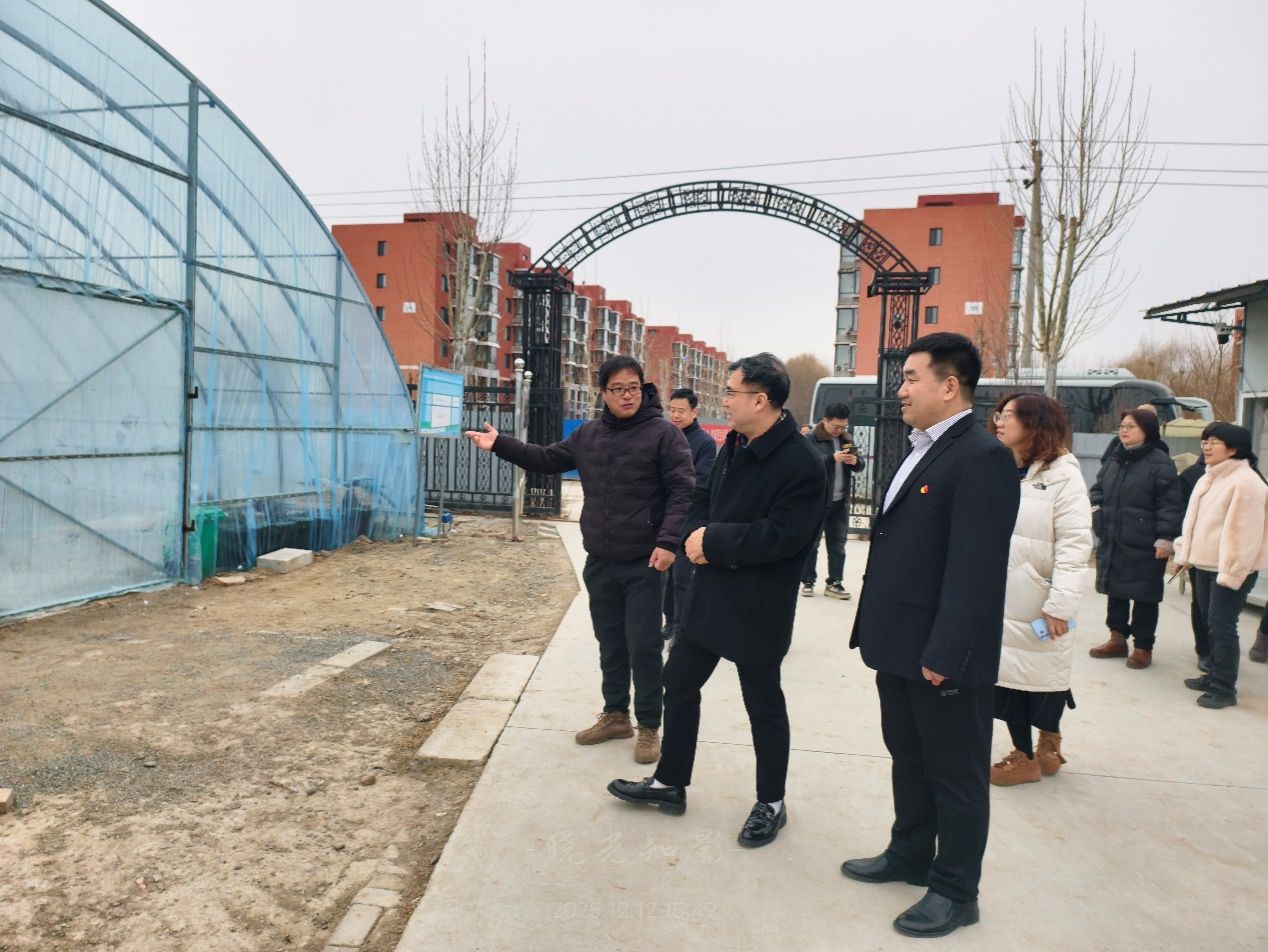 人们走在建筑旁AI 生成的内容可能不正确。